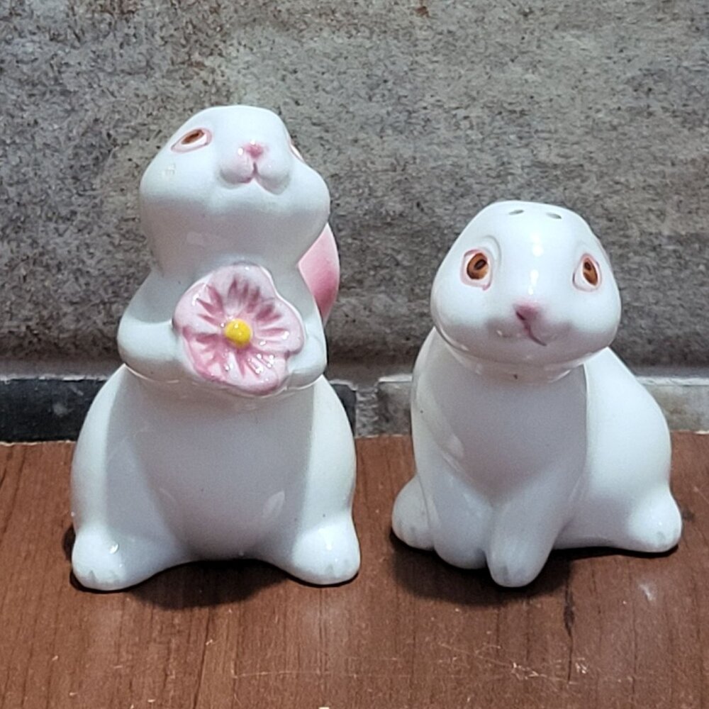 Avon Ceramic White Bunny Rabbit Salt and Pepper Shaker Set 1983